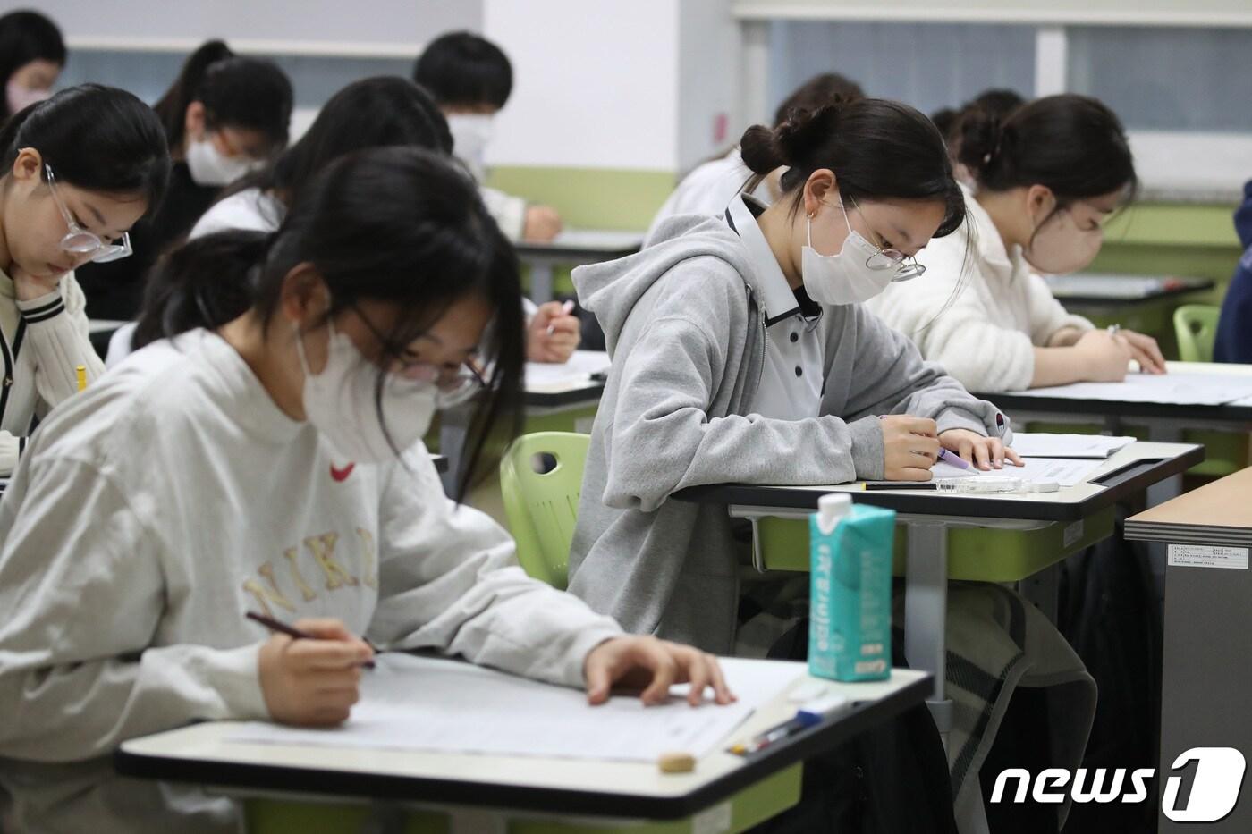 본문 이미지 - 2023학년도 3월 고3 전국연합학력평가가 치러진 23일 오전 대구 수성구 대구여고에서 3학년 학생들이 1교시 국어영역 문제를 풀고 있다. 2023.3.23/뉴스1 ⓒ News1 공정식 기자