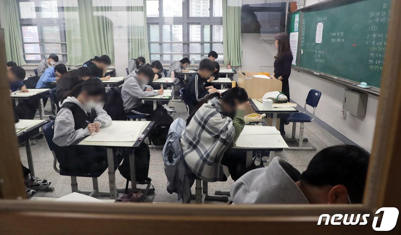 본문 이미지 - 한 고등학교에서 3학년 학생들이 3월 전국연합학력평가를 치르고 있다. /뉴스1 ⓒ News1 사진공동취재단