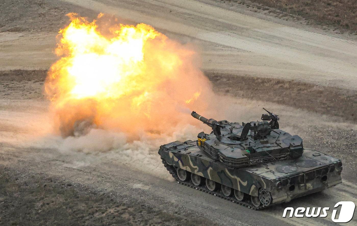 22일 오후 경기도 포천 로드리게스 훈련장에서 실시된 한미 연합 제병협동사격 훈련 중 육군 수도기계화보병사단 소속 K1A2 전차가 표적을 향해 사격하고 있다. 2023.3.23/뉴스1 ⓒ News1 사진공동취재단