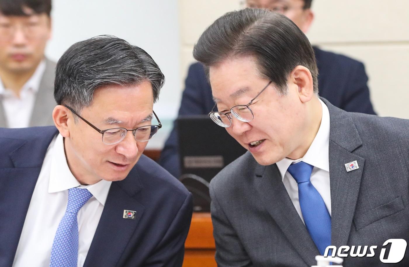 이재명 더불어민주당 대통령과 정성호 법무부 장관이 2023년 3월 국회의원 재임 당시 서울 여의도 국회에서 열린 국방위원회 전체회의에서 대화하고 있다. 2023.3.23/뉴스1 ⓒ News1 허경 기자