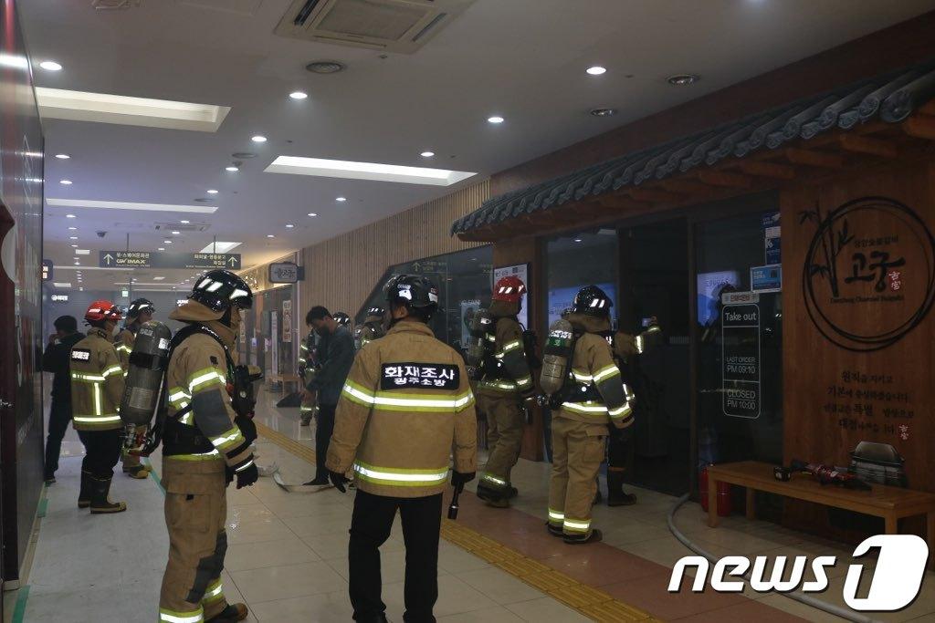 본문 이미지 - 23일 오전 9시54분 광주 서구 광천동 유스퀘어 종합버스터미널의 한 식당에서 불이 나 소방당국이 진화 작업을 하고 있다. (광주 서부소방서 제공) 2023.3.23/뉴스1