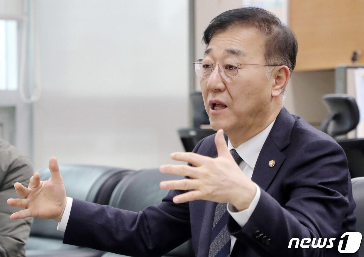 본문 이미지 - 김윤덕 국회의원이 콘텐츠의 경쟁력을 강화하고, 문화콘텐츠 산업의 발전을 도모하기 위한 ‘문화산업진흥 기본법 일부개정법률안’을 대표 발의했다.(의원실제공)2023.3.23/뉴스1