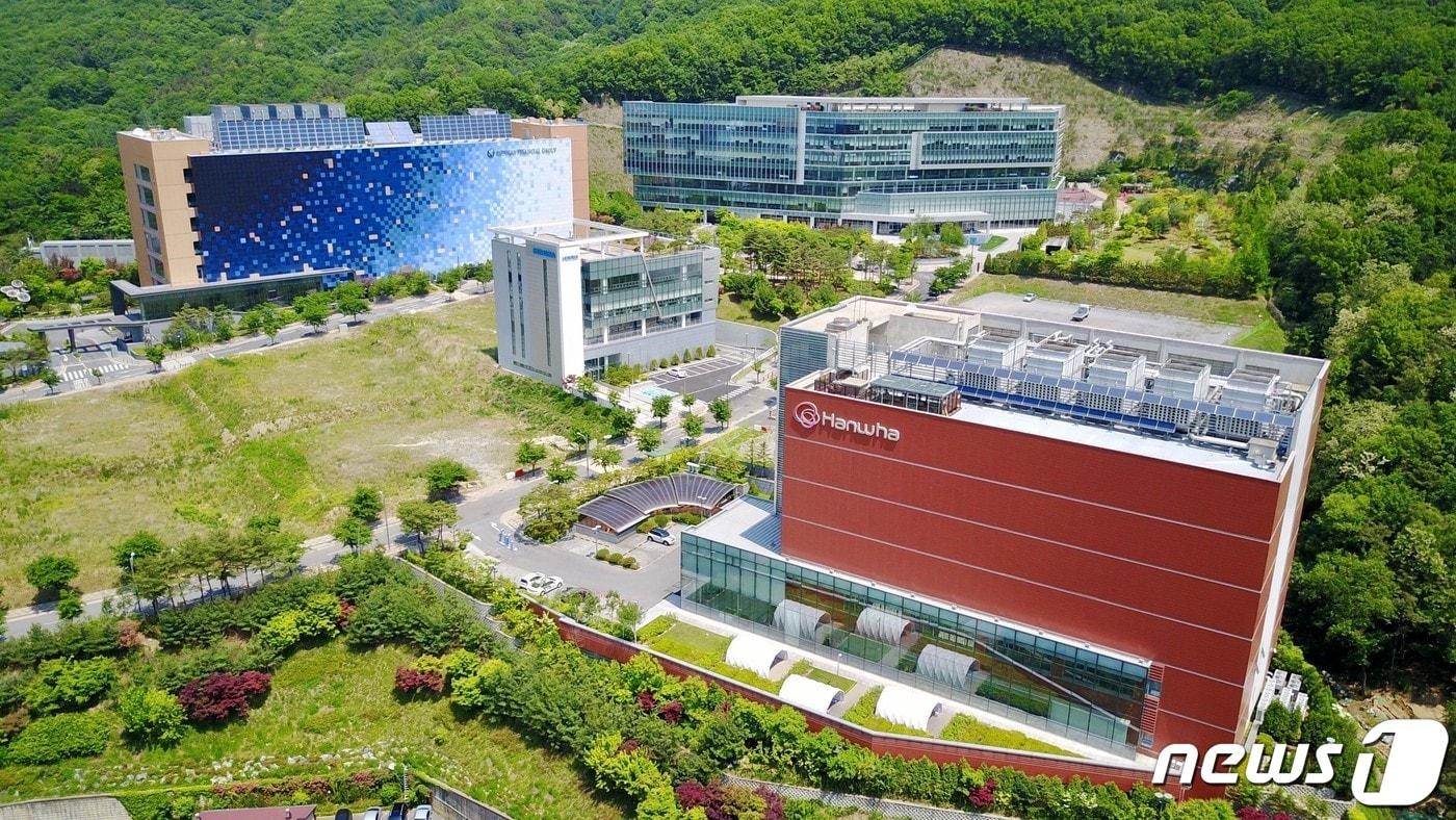 본문 이미지 - 한화 건설부문이 건설한 ‘한화시스템 ICT부문 죽전 데이터센터’(우측 하단) 및 ‘신한금융그룹 데이터센터’(좌측 상단). 한화 제공.