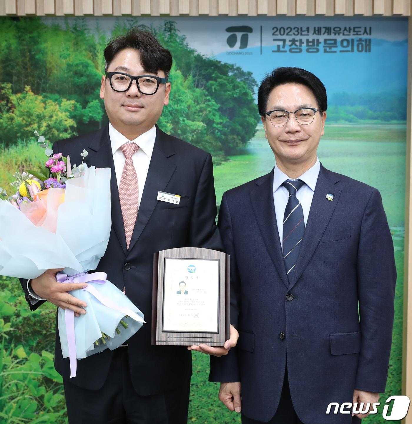 본문 이미지 -  전북 고창군이 지역 청년들에게 군정참여 기회를 제공하고 이해와 소통의 폭을 넓히기 위해 23일 '일일 청년 명예군수'에 휘서농장 김기섭 대표(왼쪽)를 위촉했다.
