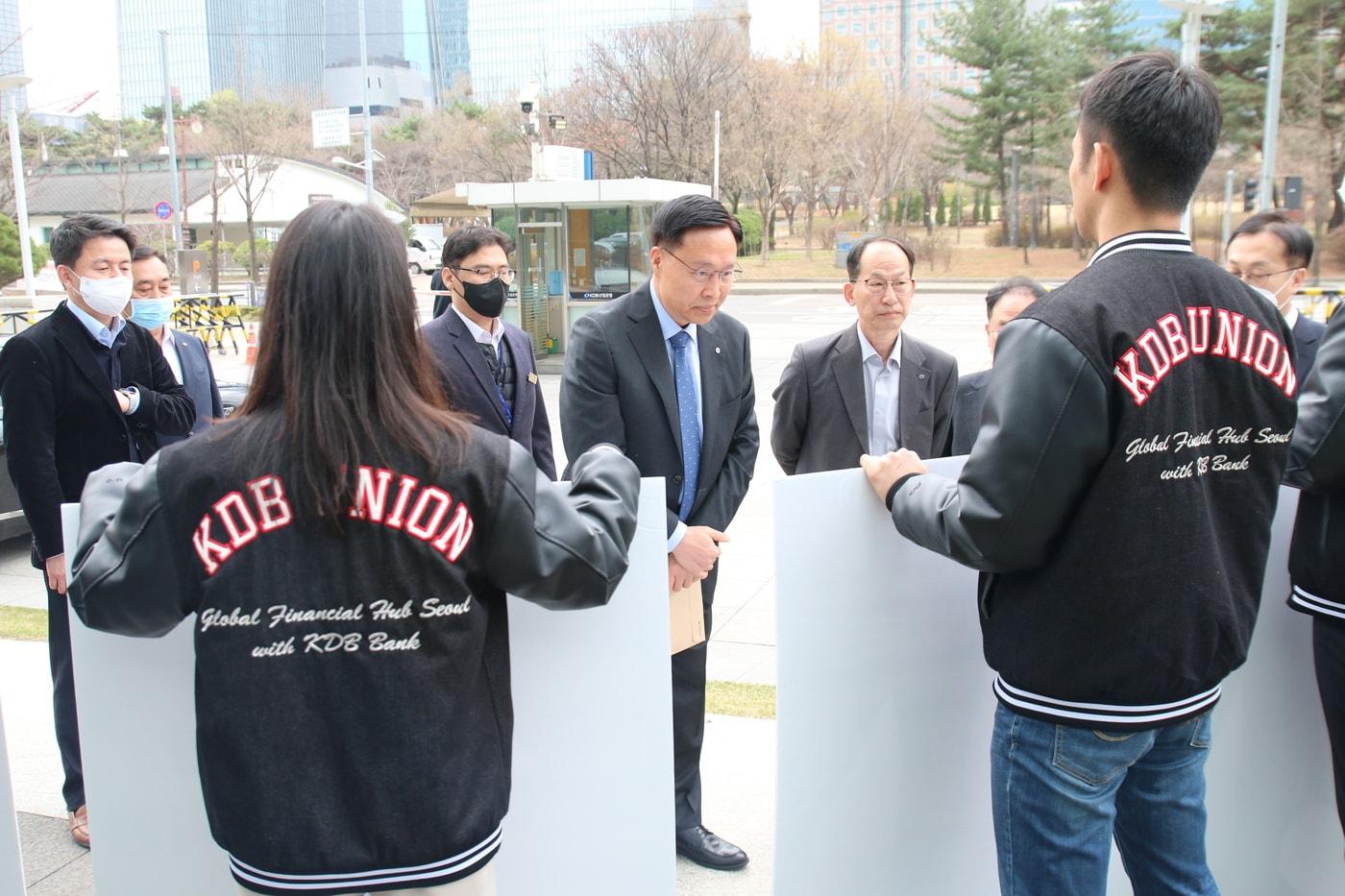 본문 이미지 - KDB산업은행 노동조합원들이 23일 오전 김복규 신임 수석부행장의 첫 출근을 저지하고 있다. (산업은행 노조 제공)