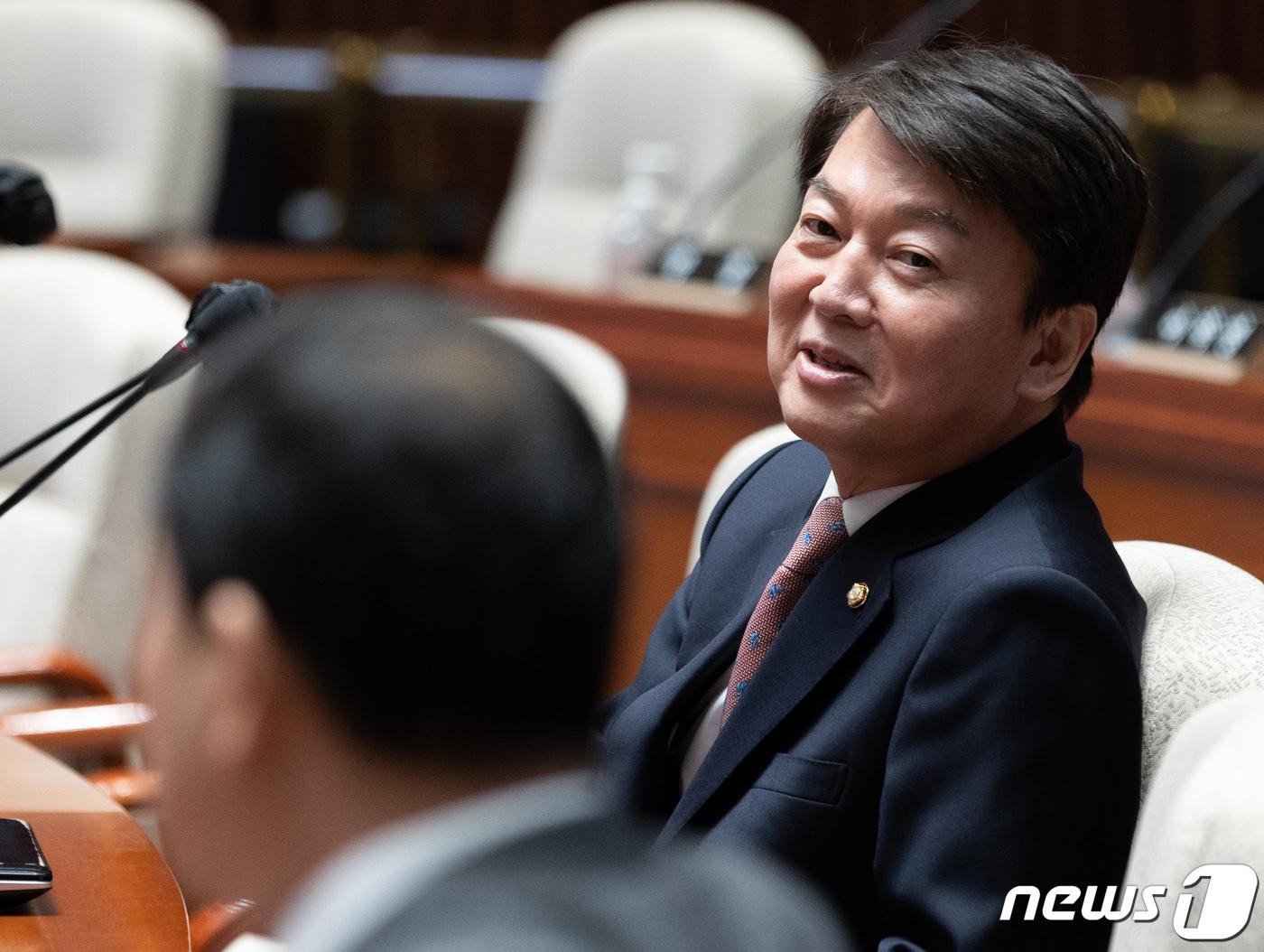 본문 이미지 - 안철수 국민의힘 의원이 23일 오후 서울 여의도 국회에서 열린 의원총회에서 참석해 동료 의원과 대화를 하고 있다. 2023.3.23/뉴스1 ⓒ News1 이재명 기자