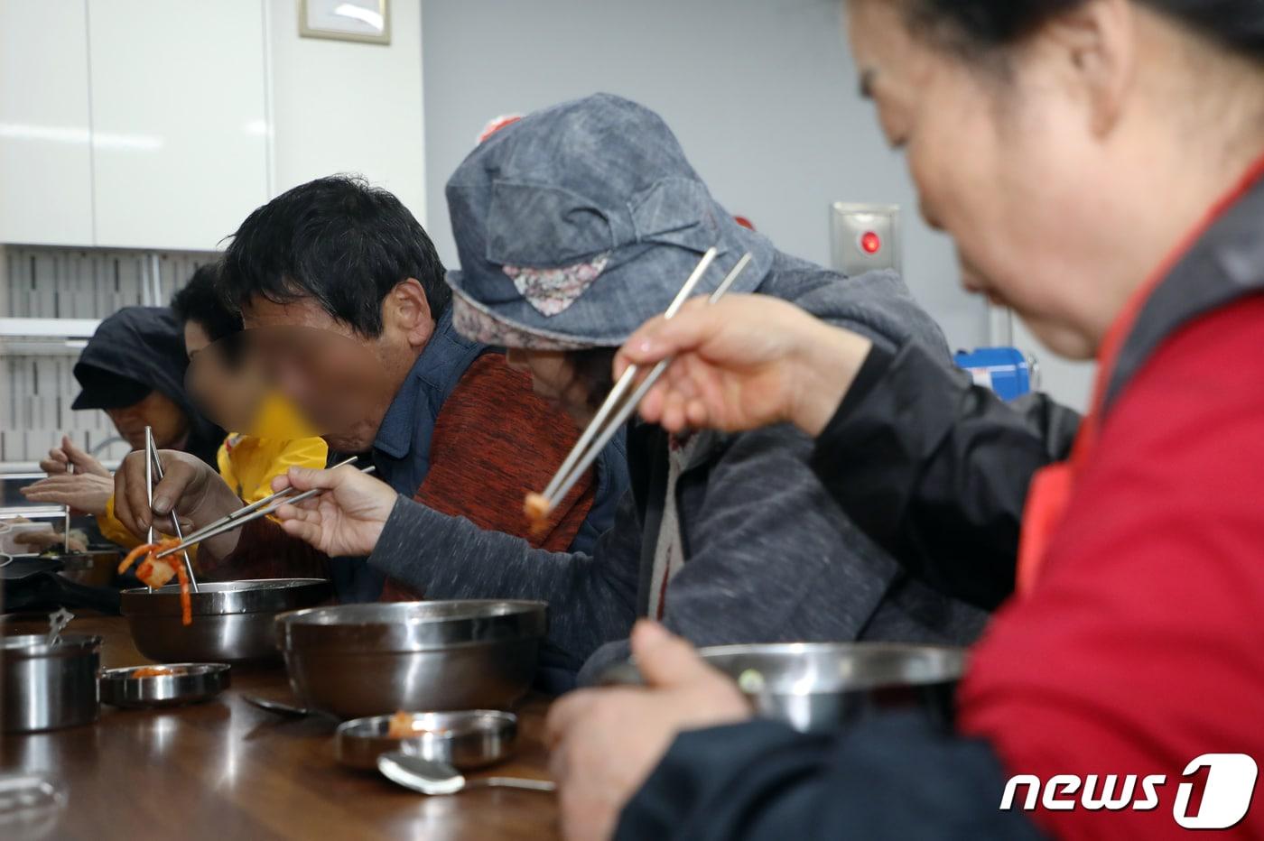 광주 서구 양동전통시장 내 위치한 양동천원국시에서 시민들이 국수를 맛보고 있다.ⓒ News1 이수민 기자