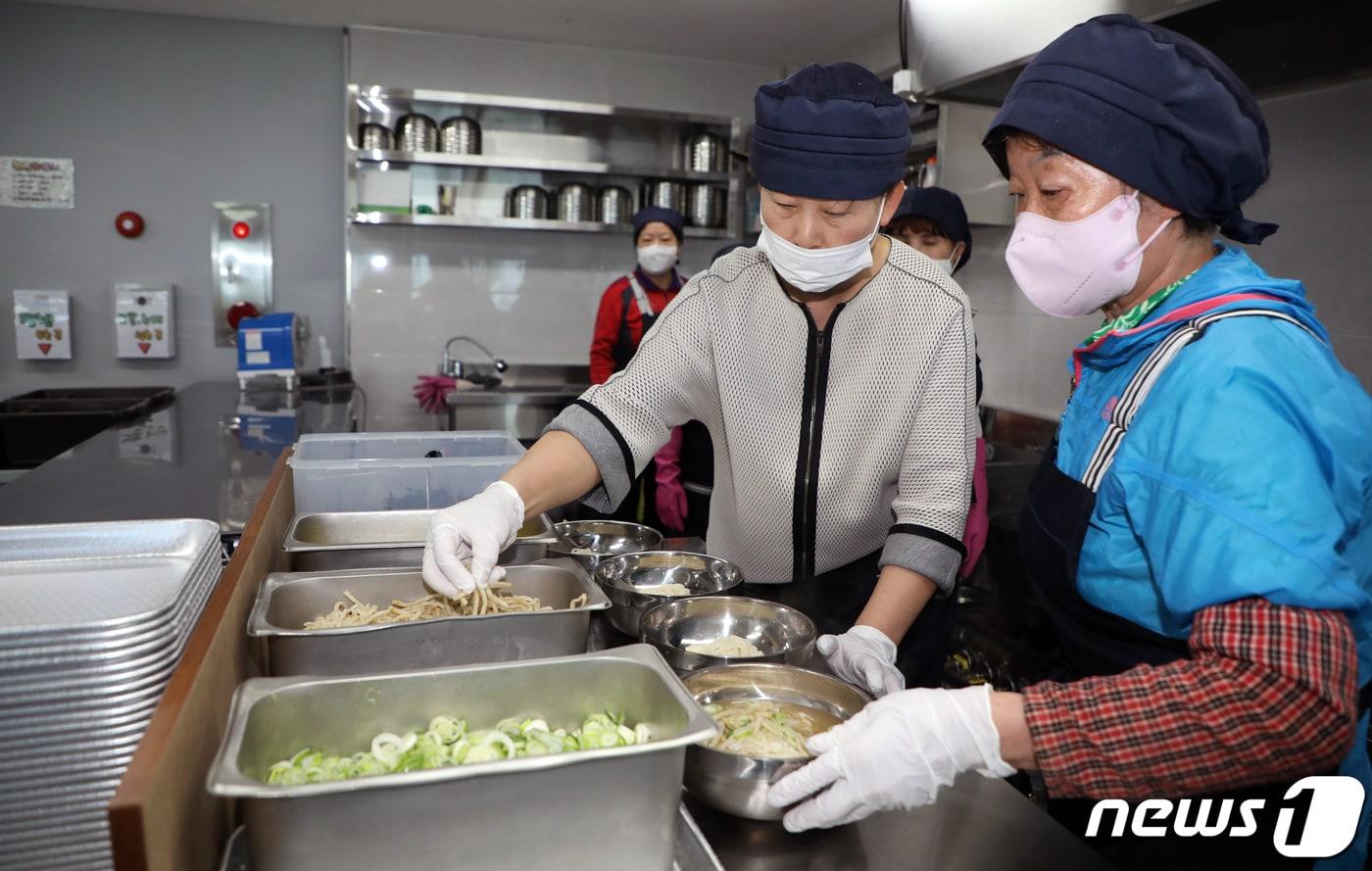 지난 3월23일 광주 서구 양동전통시장 내 위치한 양동천원국시에서 노인 일자리 참여자들이 국수를 만들고 있다. 2023.3.23/뉴스1 ⓒ News1 이수민 기자