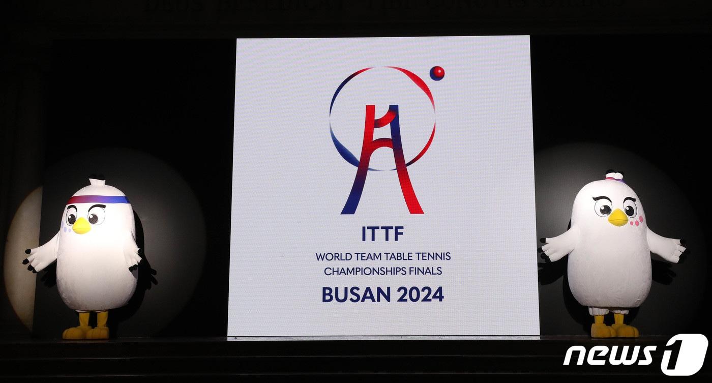 본문 이미지 - 23일 오후 서울 강남구 라움아트센터에서 열린 2024 부산세계탁구선수권대회 마스코트&엠블럼 공개행사에서 마스코트 초피(왼쪽), 루피와 엠블럼을 공개하고 있다. 2023.3.23/뉴스1 ⓒ News1 박세연 기자