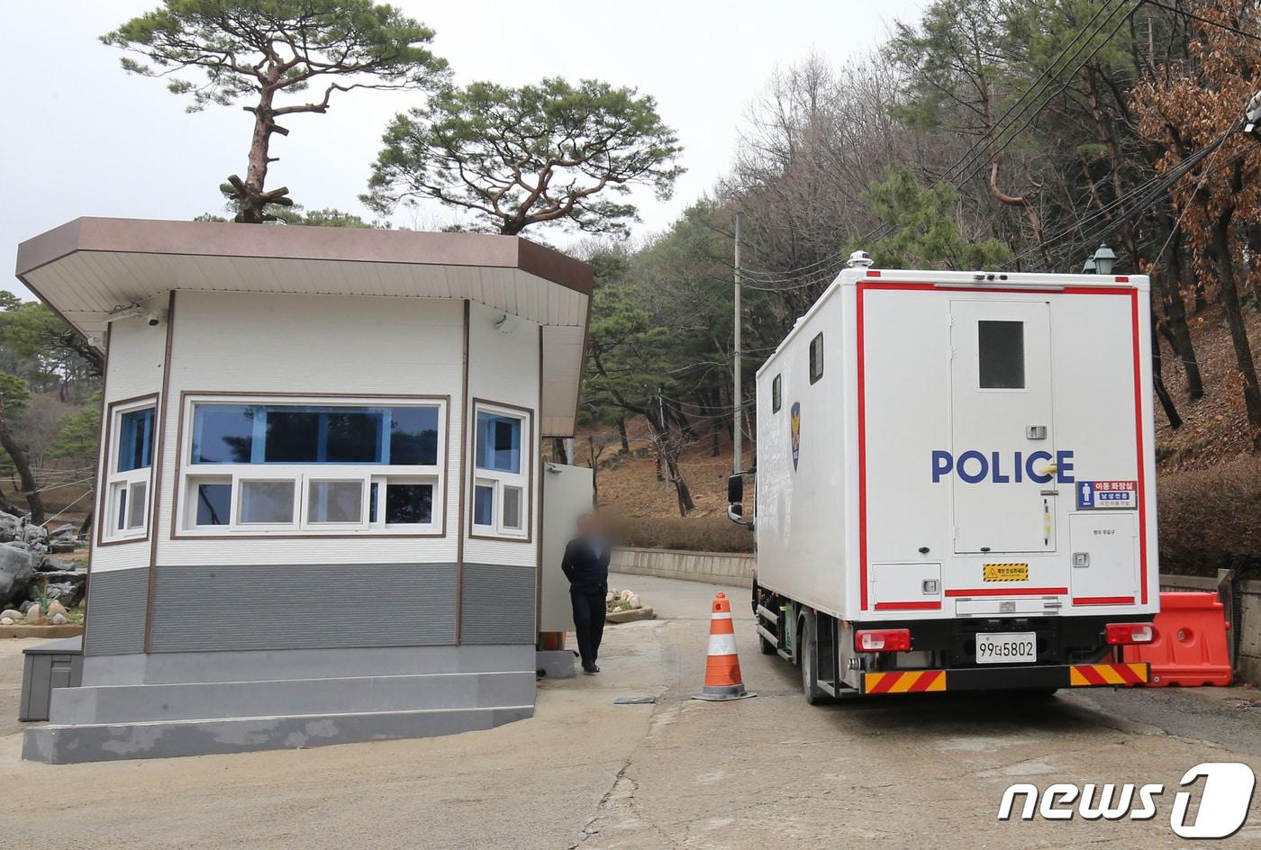 검찰과 경찰이 23일 충남 금산 월명동 수련원에서 기독교복음선교회(JMS) 정명석 총재의 여신도 성폭행 혐의 사건과 관련 압수수색에 들어갔다. 사진은 월명동 수련원으로 경찰 차량이 들어서는 모습. ⓒNews1 김기태 기자