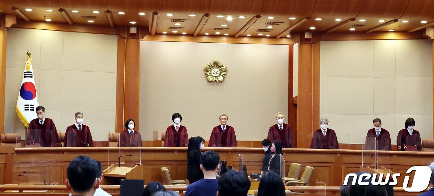 본문 이미지 - 유남석 헌법재판소장과 재판관들이 23일 서울 종로구 헌법재판소에서 열린 '검수완박' 법안에 대한 권한쟁의심판 선고를 위해 대심판정에 참석하고 있다. (공동취재) 2023.3.23/뉴스1 ⓒ News1 박정호 기자