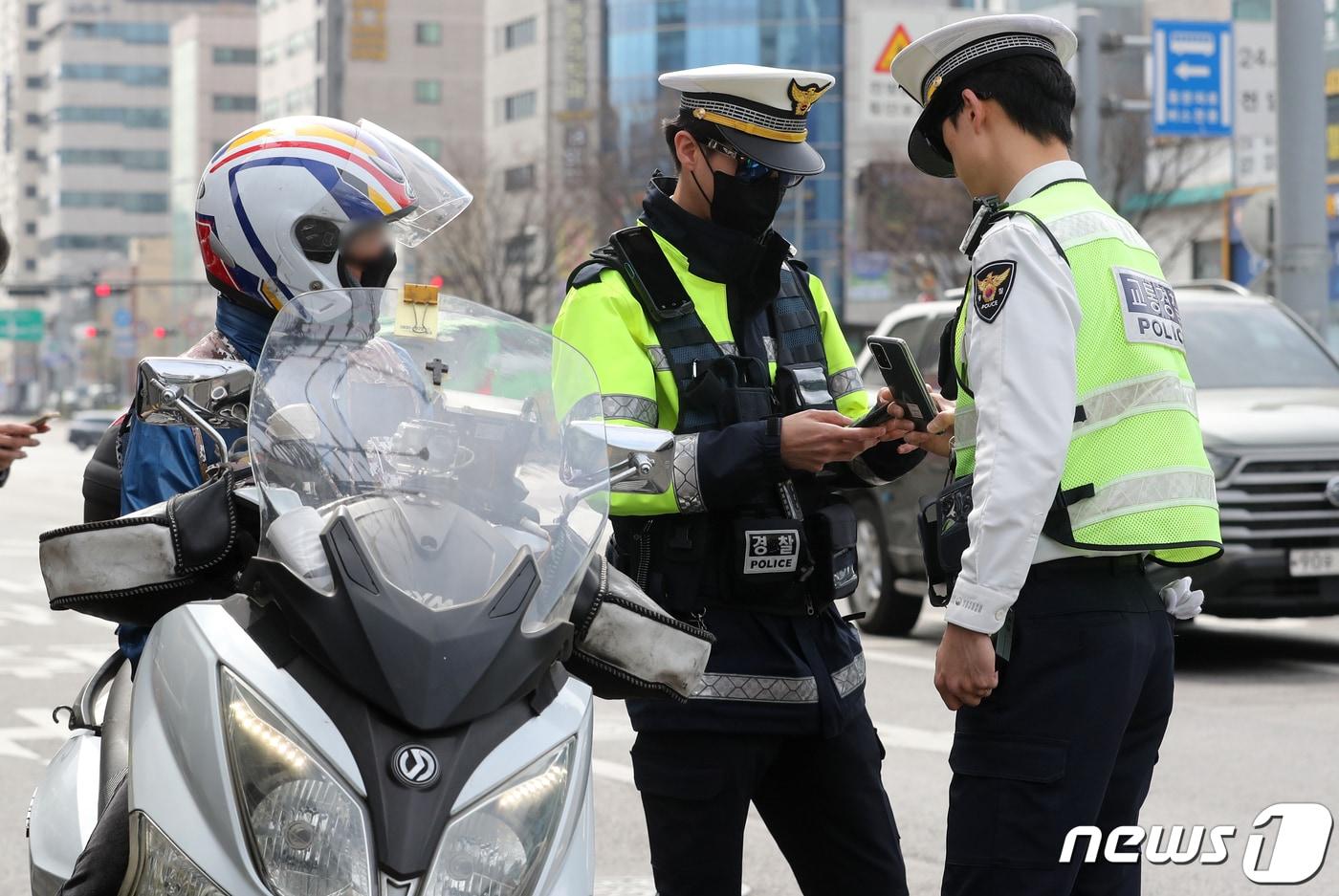 본문 이미지 - 23일 오후 서울 구로디지털단지역 일대에서 경찰들이 이륜차의 난폭운전과 교통법규 위반 근절을 위한 합동단속을 하고 있다. 2023.3.23/뉴스1 ⓒ News1 송원영 기자