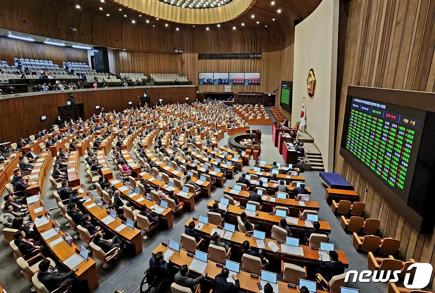 23일 서울 여의도 국회에서 열린 제404회 국회(임시회) 제1차 본회의에서 양곡관리법 일부개정법률안(대안)에 대한 수정안이 재석 266인, 찬성 169인, 반대 90인, 기권 7인으로 가결되고 있다./뉴스1 ⓒ News1 유승관 기자