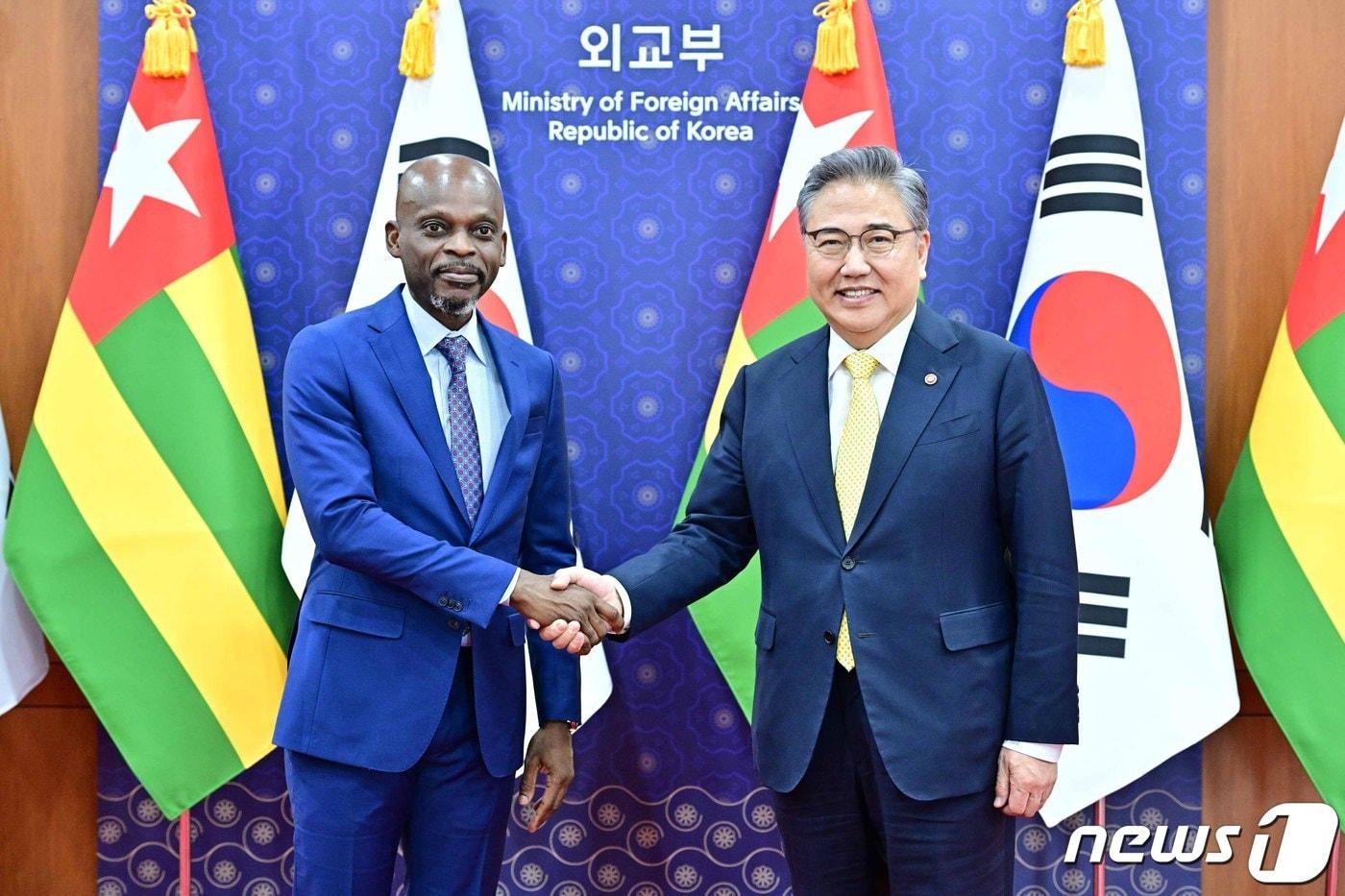 본문 이미지 - 박진 외교부 장관(오른쪽)과 로베르 뒤세이 토고 외교장관. (외교부 제공)