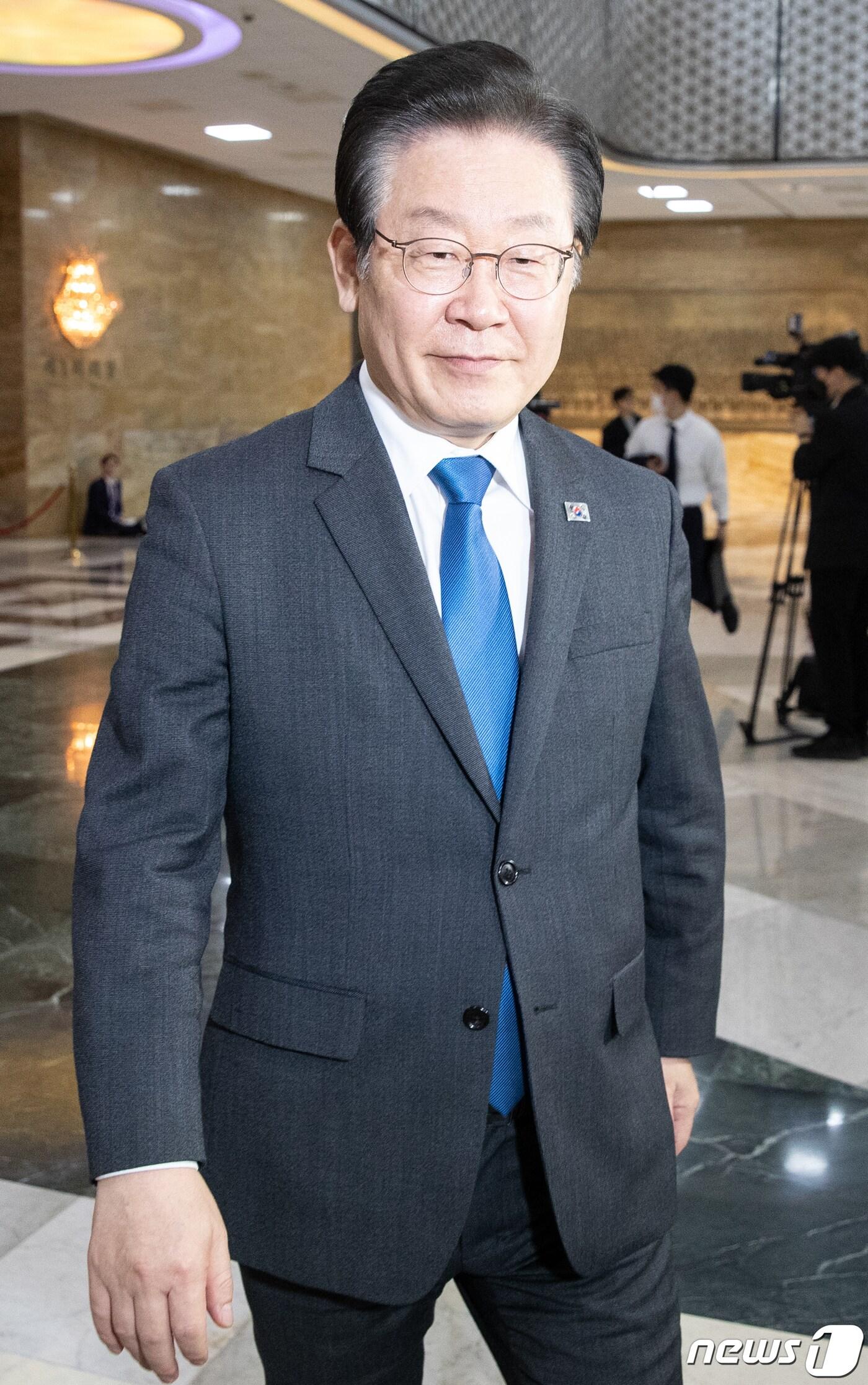본문 이미지 - 이재명 더불어민주당 대표가 23일 오후 서울 여의도 국회 본회의장을 나서고 있다. 2023.3.23/뉴스1 ⓒ News1 이재명 기자