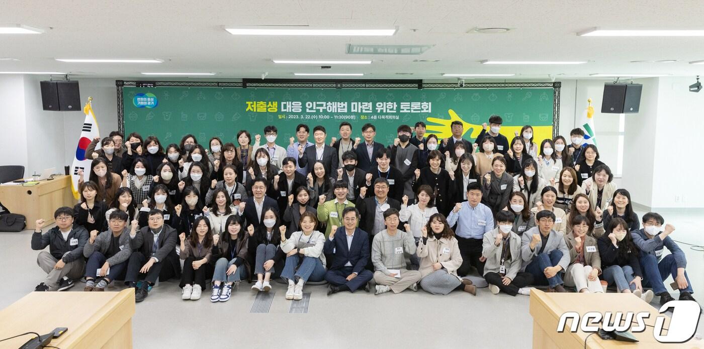 본문 이미지 - 경기도는 지난 22일 경기도청에서 '2023년 경기도 인구정책 토론회'를 열고 김 지사를 비롯해 행정 1·2·경제부지사, 정책·행정·정무·기회경기수석, 도정혁신위원장, 실·국장들과 20~40대 직원들이 참석한 가운데 자유토론을 진행했다.(경기도 제공)