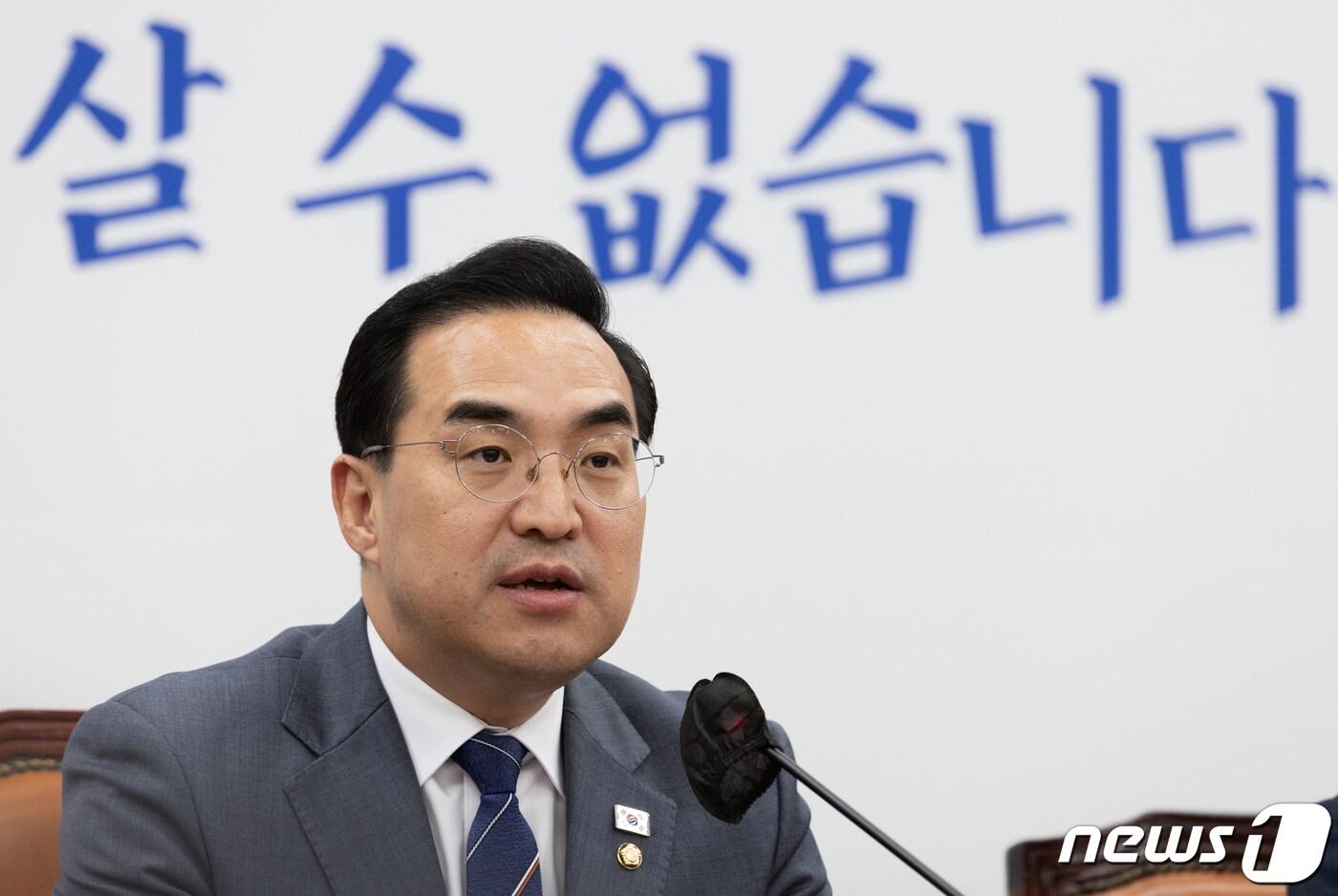 박홍근 더불어민주당 원내대표가 23일 오후 서울 여의도 국회에서 헌법재판소의 '검수완박'(검찰 수사권 완전 박탈) 법안에 대한 권한쟁의심판 선고에 대한 입장을 말하고 있다. 헌법재판소는 이날 법무보와 검찰이 국회를 상대로 낸 권한쟁의심판 선고기일을 열고 재판관 5대4 의견으로 '각하' 결정을 내렸다. 2023.3.23/뉴스1 ⓒ News1 이재명 기자