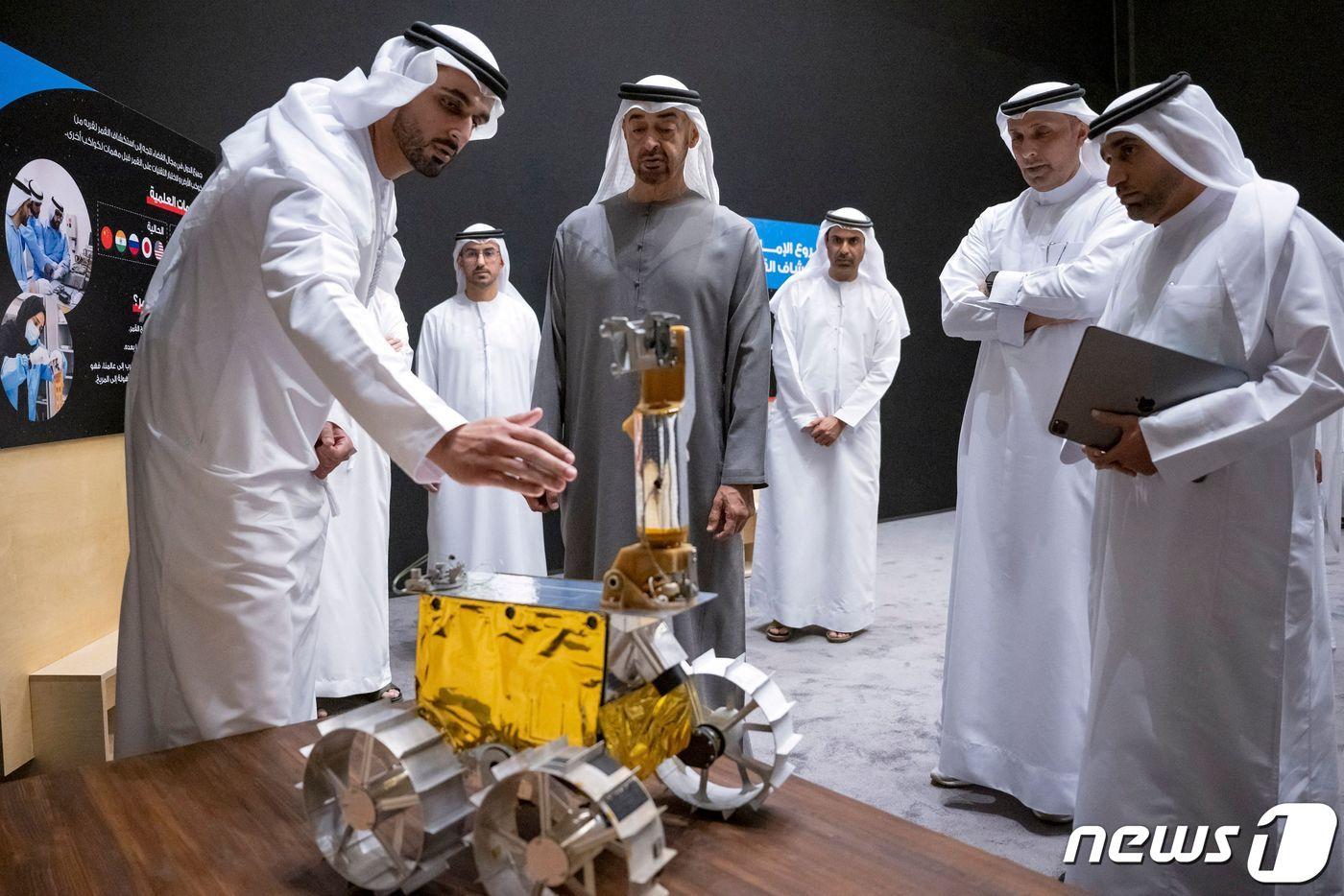 지난해 6월 아랍에미리트(UAE) 수도 아부다비에서 모하메드 빈 자이드 알 나하얀 UAE 대통령이 자국 달 탐사 차량 '라시드'를 구경하고 있다. (UAE 대통령실 제공) 2022.06.15. ⓒ AFP=뉴스1 ⓒ News1 김성식 기자