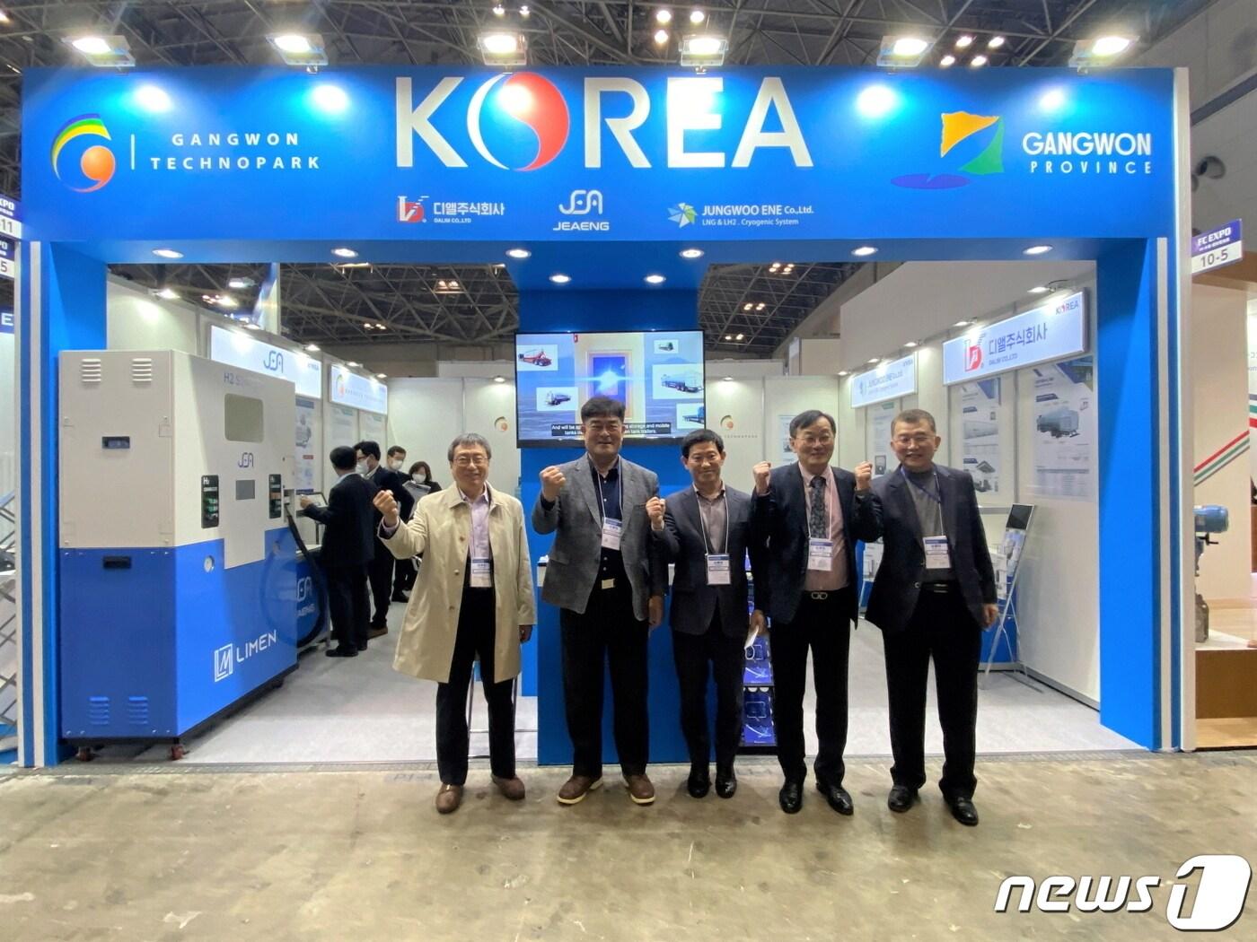 본문 이미지 - 지난 15일 일본 도쿄 빅사이트에서 열린 일본 수소연료전지 전시회(FC-EXPO)를 방문한 박상수 삼척시장(사진 왼쪽 두번때)과 방문단.(삼척시 제공) 2023.3.23/뉴스1