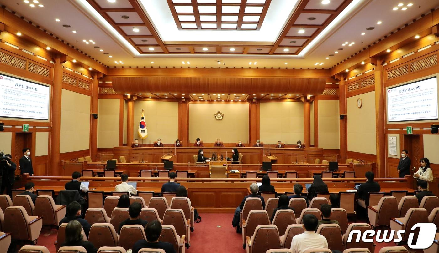 유남석 헌법재판소장과 재판관들이 23일 서울 종로구 헌법재판소에서 열린 '검수완박(검찰 수사권 완전 박탈)' 법안에 대한 권한쟁의심판 선고를 위해 대심판정에 자리해 있다 (공동취재) 2023.3.23/뉴스1 ⓒ News1 박정호 기자