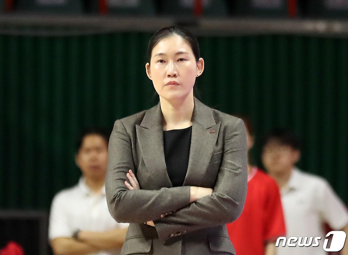 본문 이미지 - 23일 부산사직종합운동장 실내체육관에서 열린 신한은행 SOL 2022-2023 여자프로농구 챔피언 결정전 3차전 부산 BNK 썸과 아산 우리은행 우리WON의 경기, BNK 박정은 감독이 경기를 지켜보고 있다. 2023.3.23/뉴스1 ⓒ News1 조태형 기자