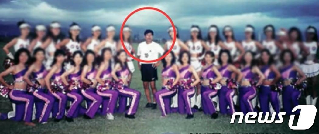 본문 이미지 -  젊은 여성들을 좌우에 둔 채 기념촬영을 하고 있는 JMS 정명석 총재. (JMS 피해자 모임 엑소더스 제공) ⓒ 뉴스1