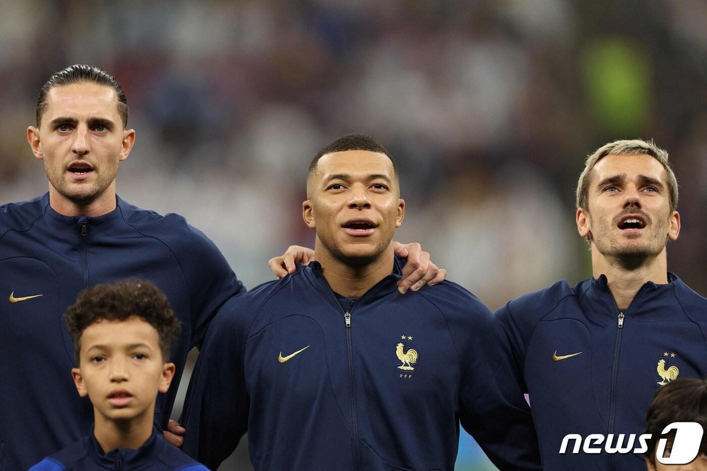 프랑스 대표팀 음바페(가운데)와 그리즈만(오른쪽) ⓒ AFP=뉴스1
