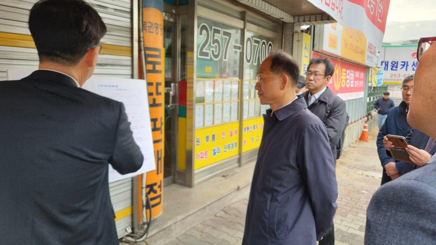 본문 이미지 - 24일 신안산선 건설현장을 찾은 이성해 대도시권광역교통위원장.(국토부 제공)