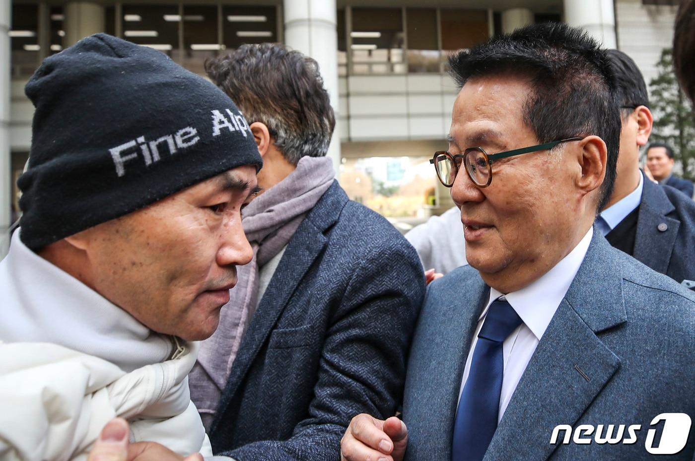 본문 이미지 - 서해 공무원 피격 사건을 은폐하려 한 혐의로 기소된 박지원 전 국가정보원장이 24일 서울 서초구 서울중앙지방법원에서 열린 1차 공판에 출석하며 서해 피격 공무원 유족 이래진 씨의 항의를 받고 있다. (공동취재) 2023.3.24/뉴스1 ⓒ News1 임세영 기자