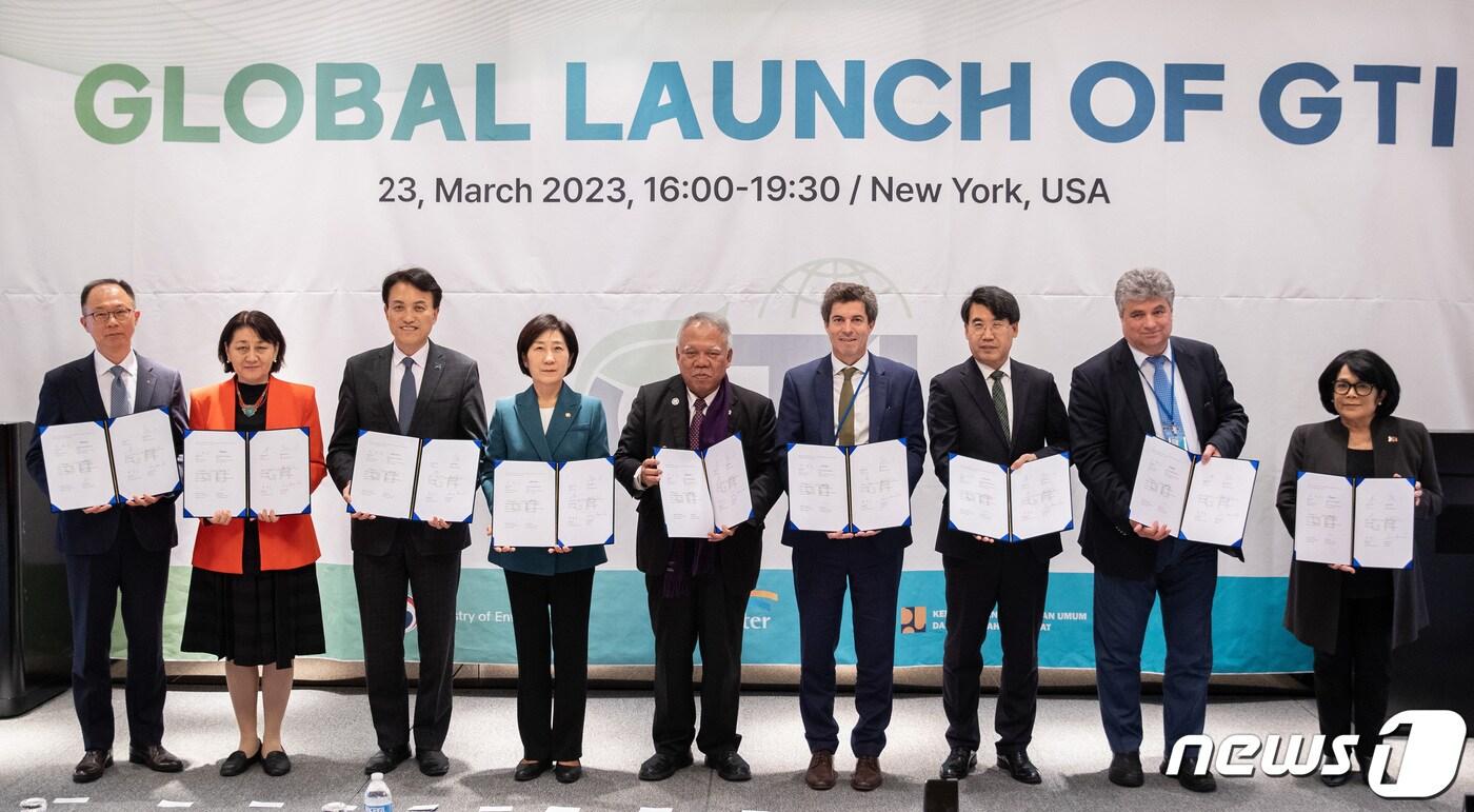 한화진 환경부 장관(왼쪽 네 번째)이 지난 3월 23일(현지시간) 미국 뉴욕에서 열린 ‘녹색전환 이니셔티브(GTI) 글로벌 론칭’ 행사에서 인도네시아, 녹색기후기금, 세계은행 등 국가‧기관 대표자들과 함께 '녹색전환 이니셔티브(GTI) 국제협력 공동선언문'을 체결하고 기념촬영을 하고 있다.(환경부 제공) 2023.3.24/뉴스1