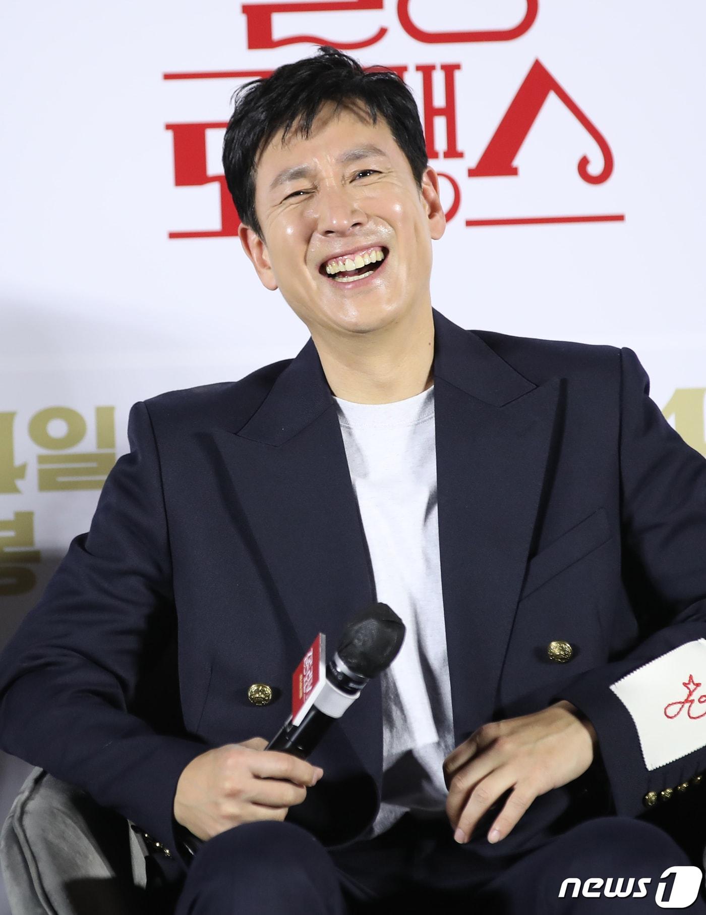 본문 이미지 - 배우 이선균이 24일 오전 서울 광진구 롯데시네마 건대입구에서 진행된 영화 ‘킬링 로맨스’ 제작보고회에서 이원석 감독이 '이가탄' 광고를 보고 자신을 캐스팅 했다는 이야기에 미소를 짓고 있다. '킬링 로맨스'는 섬나라 재벌 조나단(이선균 분)과 운명적 사랑에 빠져 돌연 은퇴를 선언한 톱스타 여래(이하늬 분)가 팬클럽 3기 출신 사수생 범우(공명 분)를 만나 기상천외한 컴백 작전을 모의하게 되는 이야기를 그렸다. 2023.3.24/뉴스1 ⓒ News1 권현진 기자