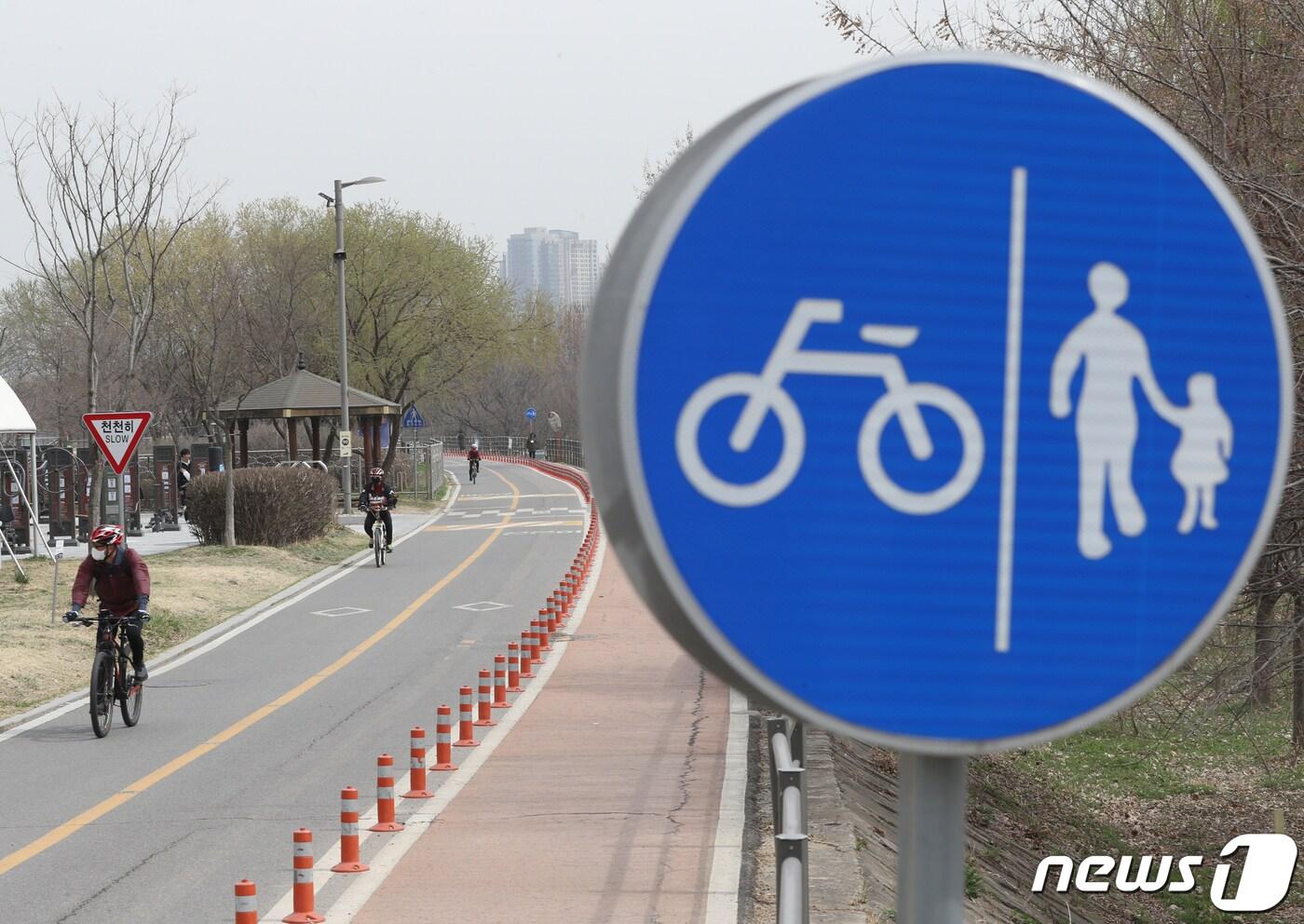 본문 이미지 - 서울 이촌한강공원 자전거 도로의 모습. (뉴스1 DB) ⓒ News1 신웅수 기자