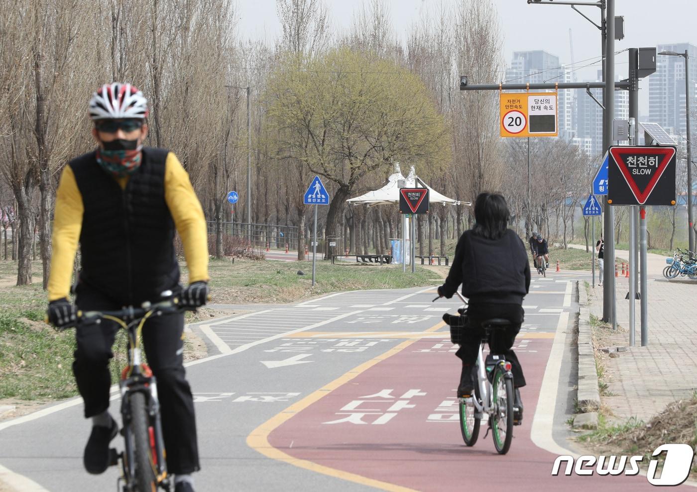 사진은 24일 서울 이촌한강공원 자전거 도로의 모습. 2023.3.24/뉴스1 ⓒ News1 신웅수 기자