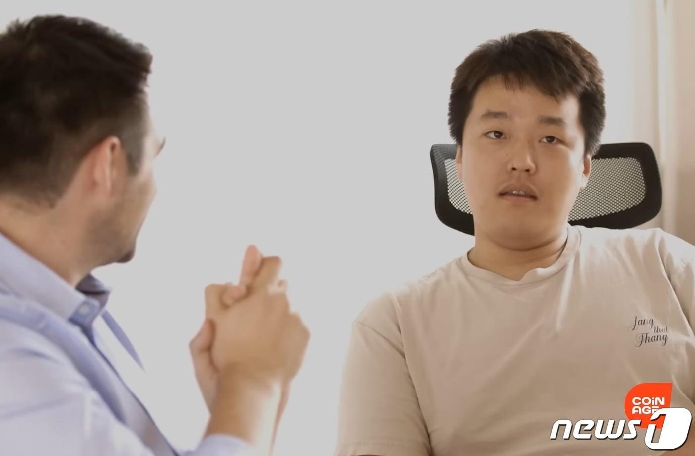 본문 이미지 - 권도형 테라폼랩스 대표가 2022년 8월 15일 가상자산 전문매체 '코인에이지'와 인터뷰를 하고 있다. (코인에이지 유튜브 영상 캡처)