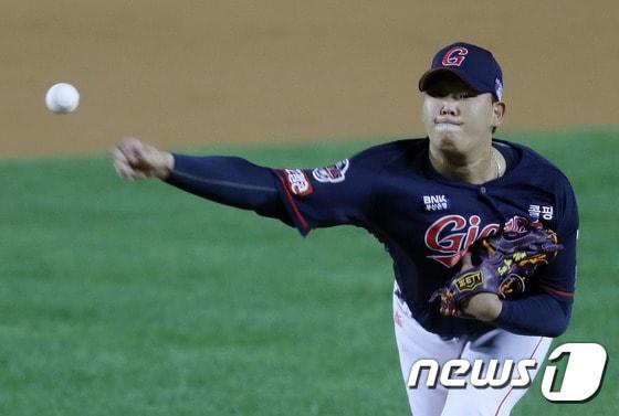 본문 이미지 - 롯데 자이언츠 투수 서준원. 2021.10.8/뉴스1 ⓒ News1