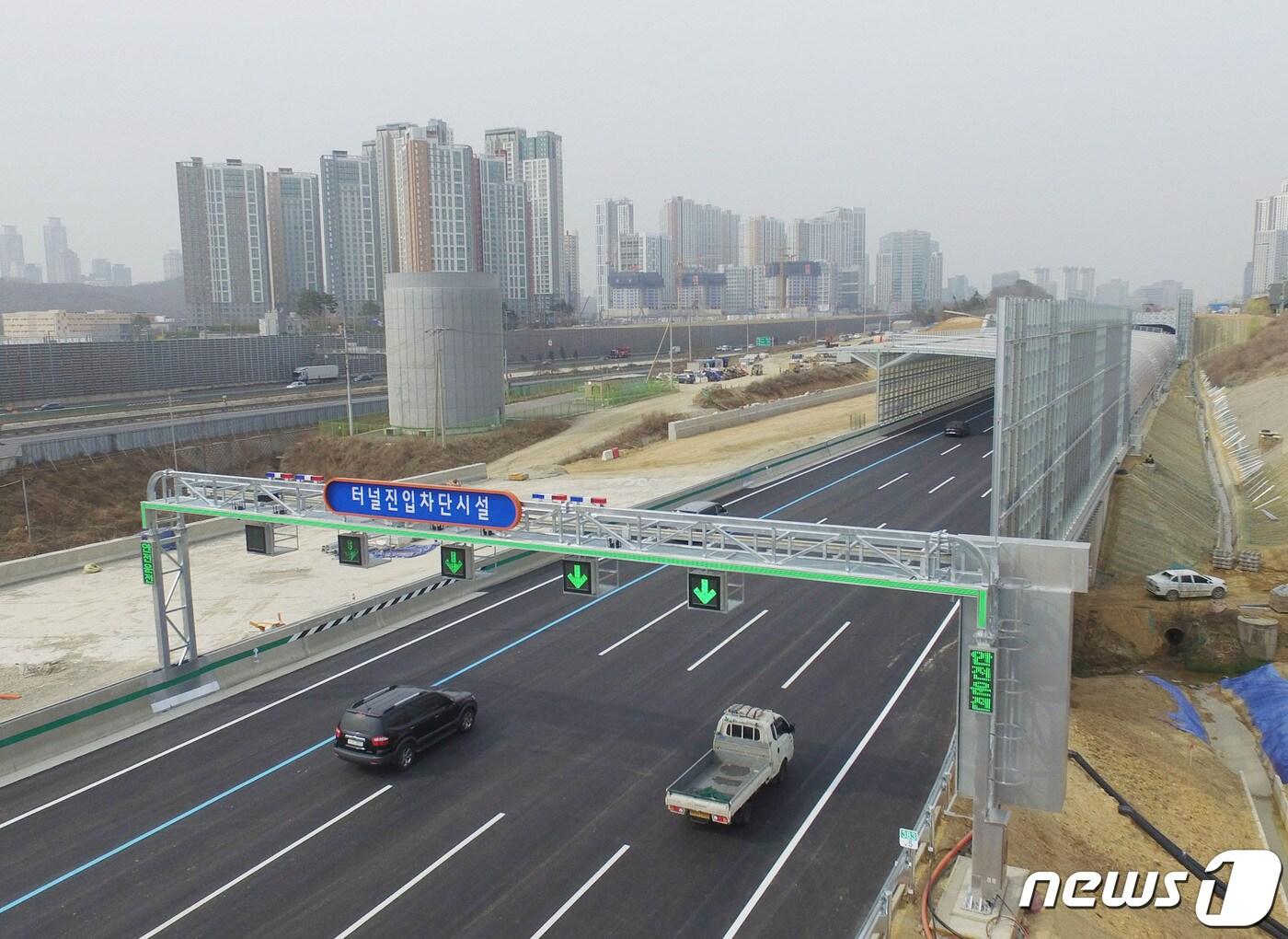본문 이미지 - 경부고속도로 직선화 사업의 일환인 경부동탄터널이 개통한 24일 오후 경기 화성시 경부고속도로 동탄터널로 차량들이 이동하고 있다. 사진은 기사와 무관함. 2023.3.24/뉴스1 ⓒ News1 김영운 기자