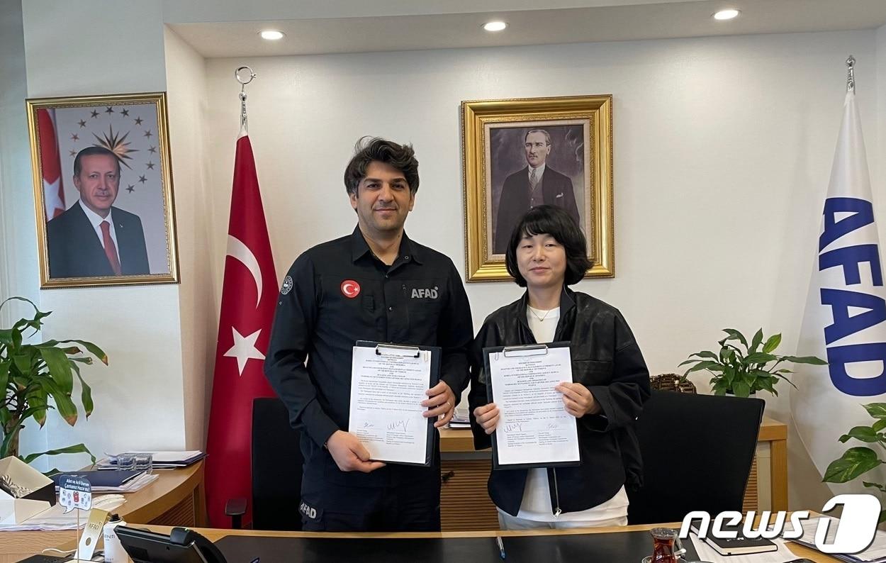 본문 이미지 - 한국국제협력단(KOICA·코이카)이 튀르키예 재난관리청(AFAD)과 튀르키예 이재민 임시거주촌 조성사업 협력을 위한 협의의사록(RD)을 체결했다. (한국국제협력단 제공)