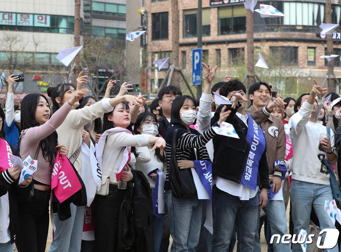 본문 이미지 - 학교폭력·사이버폭력 예방 대국민 비폭력 캠페인 참가자들이 비폭력을 바라는 종이비행기를 날리고는 모습. /뉴스1 ⓒ News1 신웅수 기자
