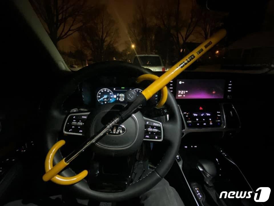 본문 이미지 - 현대차·기아는 핸들 잠금장치&#40;사진&#41; 무료 제공에 이어 최근 도난 방지 소프트웨어를 새로 출시해 해당 차량 소유주들에게 제공한다고 발표했다. 각 주 법무장관들은 이들 조치가 늦은 감이 있다며 현대·기아차에 더 신속하고 포괄적인 대책을 주문했다.&#40;사진 제공=밀워키 경찰서&#41;