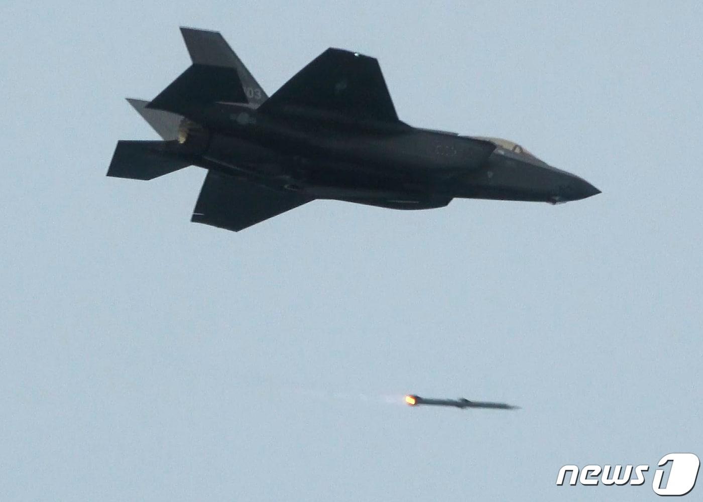 본문 이미지 - 한국 공군 F-35A 전투기가가상의 공중 표적을 향해 AIM-120 암람(AMRAAM) 공대공미사일을 발사하고 있다. (자료사진) 2023.3.24 ⓒ 뉴스1