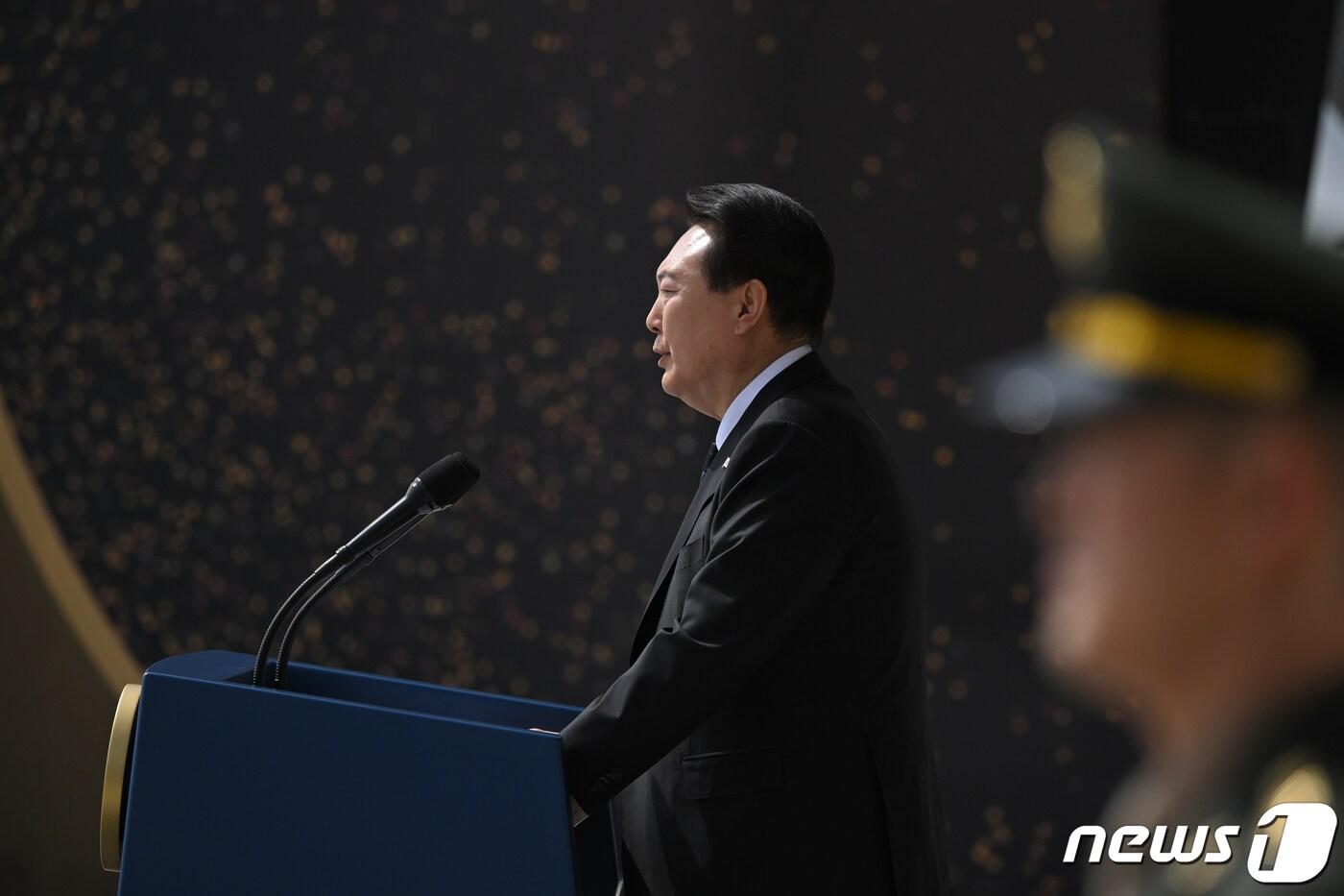본문 이미지 - 윤석열 대통령이 24일 국립대전현충원에서 열린 제8회 서해수호의 날 기념식에 참석해 기념사를 하고 있다. (대통령실 제공) 2023.3.24/뉴스1 ⓒ News1 안은나 기자