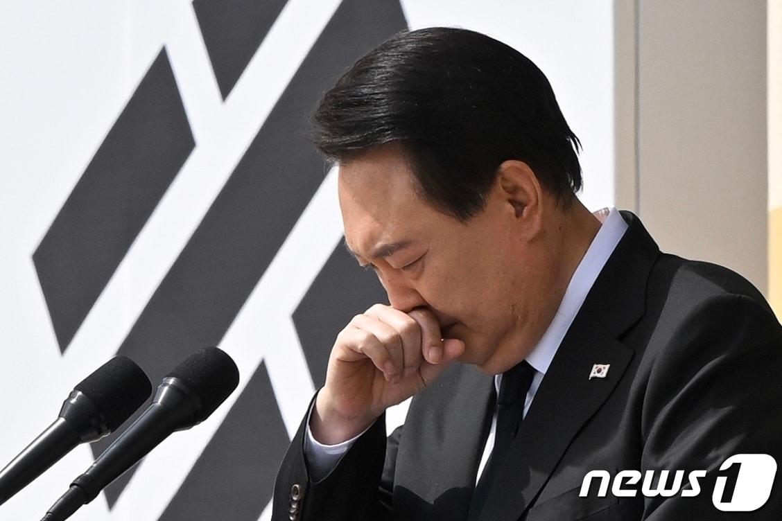 본문 이미지 - 윤석열 대통령이 24일 국립대전현충원에서 열린 제8회 서해수호의 날 기념식에 참석해 서해수호 55용사들의 이름을 한 명 한 명 부르기 전 울먹이고 있다. (대통령실 제공) 2023.3.24/뉴스1 ⓒ News1 안은나 기자