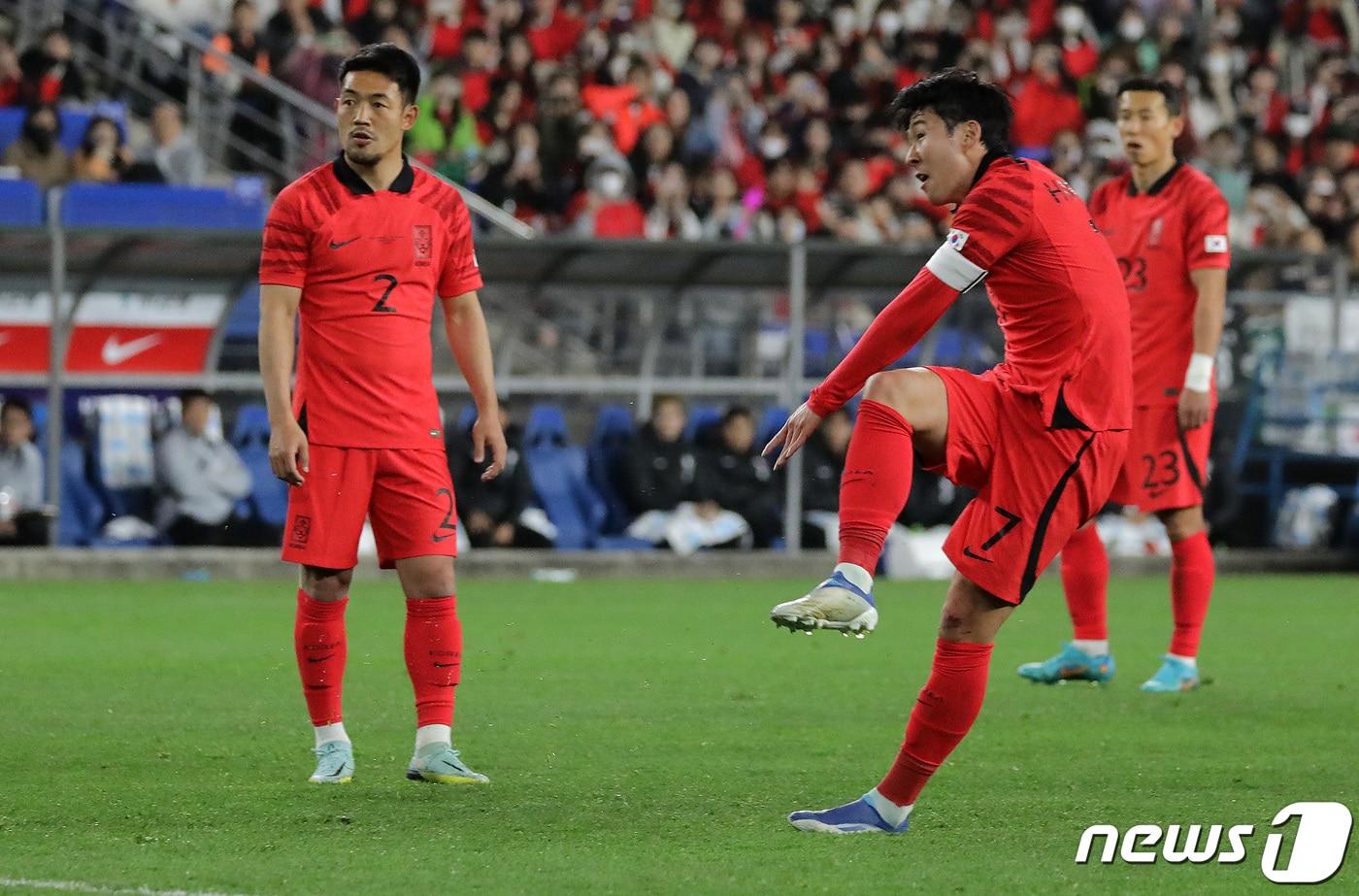 손흥민이 24일 오후 울산 문수축구경기장에서 열린 축구 국가대표 평가전 대한민국과 콜롬비아의 경기 전반전, 프리킥으로 추가골을 넣고 있다. 2023.3.24/뉴스1 ⓒ News1 김지혜 기자