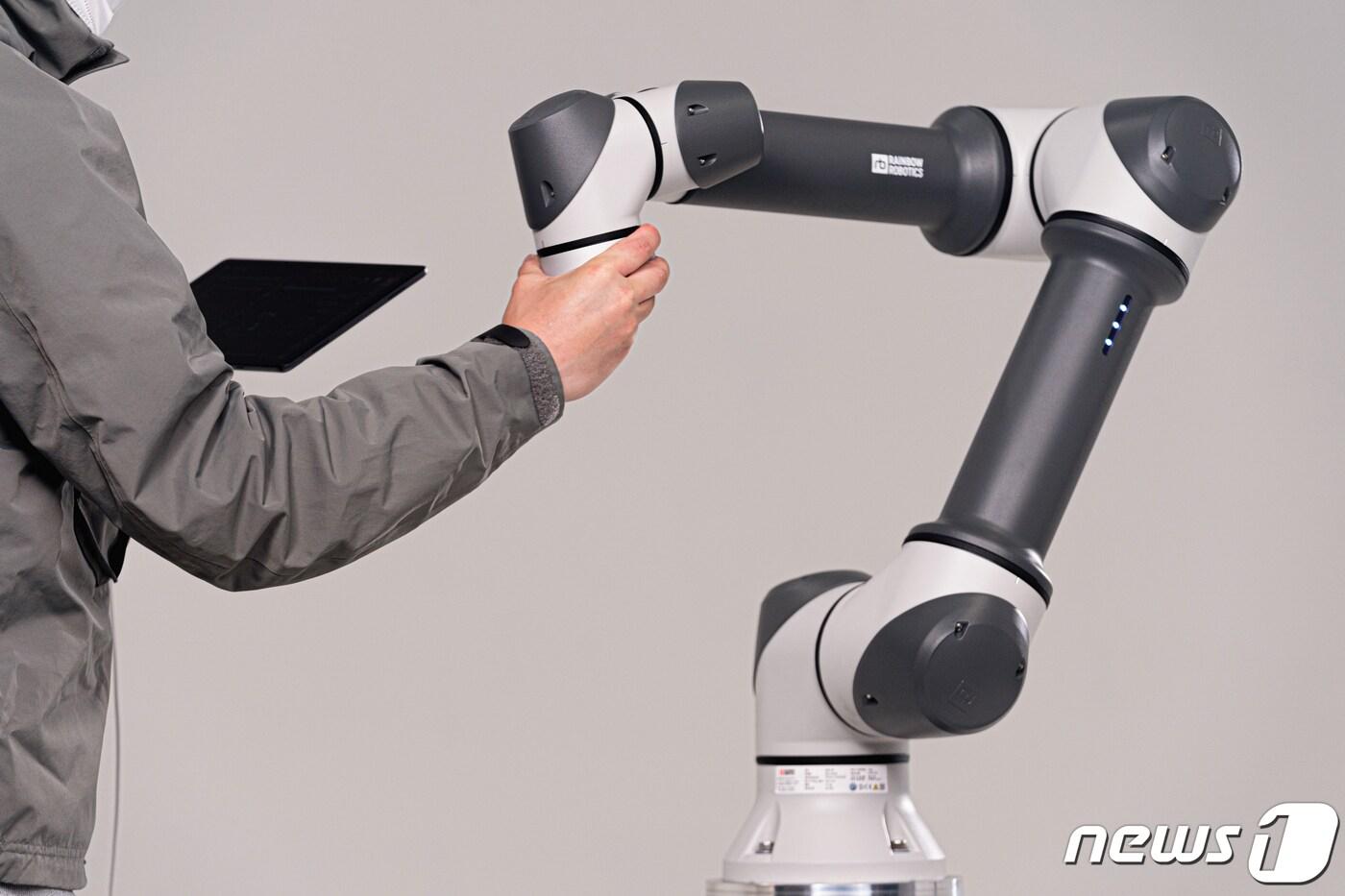 작업자가 협동로봇을 직접 교시하고 있다. (레인보우로보틱스 제공)