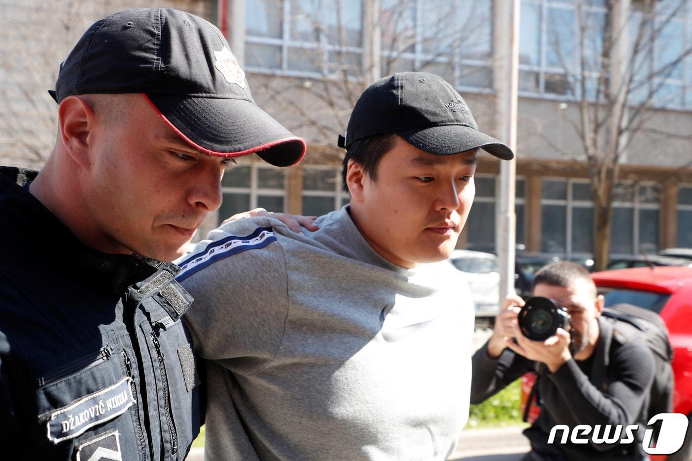 권도형 테라폼랩스 대표가 24일(현지시간)가 몬테네그로의 수도 포드고리차의 법원에 출두하고 있는 모습. 2023.03.24/뉴스1 ⓒ 로이터=뉴스1 ⓒ News1 김민수 기자