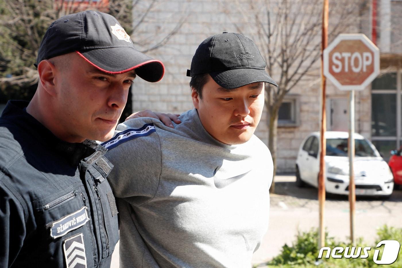 가상화폐 테라·루나 사태를 불러온 권도형 테라폼랩스 대표가 지난해 3월 수갑을 찬 채 몬테네그로 수도 포드고리차 고등법원에 출석하는 모습. 2023.3.25/뉴스1 ⓒ 로이터=뉴스1 ⓒ News1 구윤성 기자