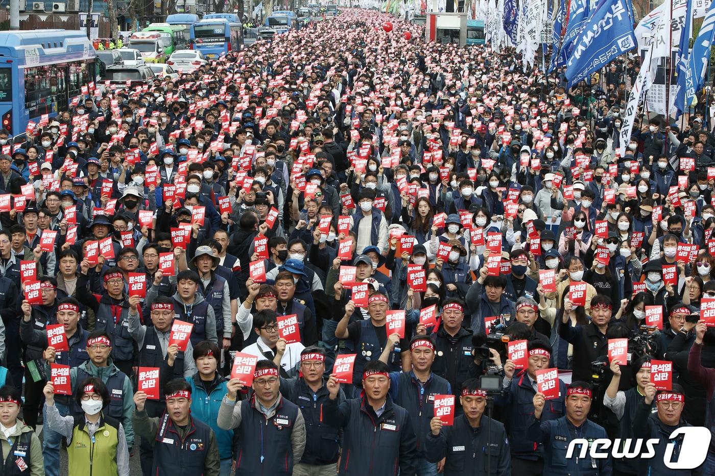 본문 이미지 - 25일 서울 종로구 대학로에서 열린 민주노총 2023 투쟁선포대회에서 양경수 위원장 및 참석자들이 윤석열 정부를 규탄하는 메시지가 적힌 피켓을 들고 구호를 외치고 있다. (공동취재) 2023.3.25/뉴스1 ⓒ News1 임세영 기자