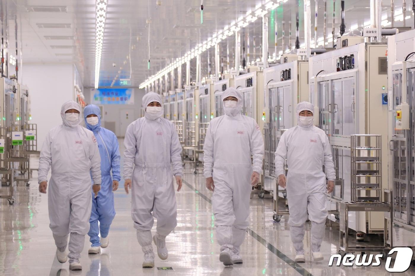 이재용 삼성전자 회장&#40;오른쪽 두번째&#41;이 24일 중국 텐진에 위치한 삼성전기 사업장을 방문해 MLCC 생산 공장을 점검하고 있다. 텐진 공장은 부산사업장과 함께 글로벌 시장에 IT·전장용 MLCC를 공급하는 주요 생산 거점 중 한 곳이다. &#40;삼성전자 제공&#41; 2023.3.26/뉴스1