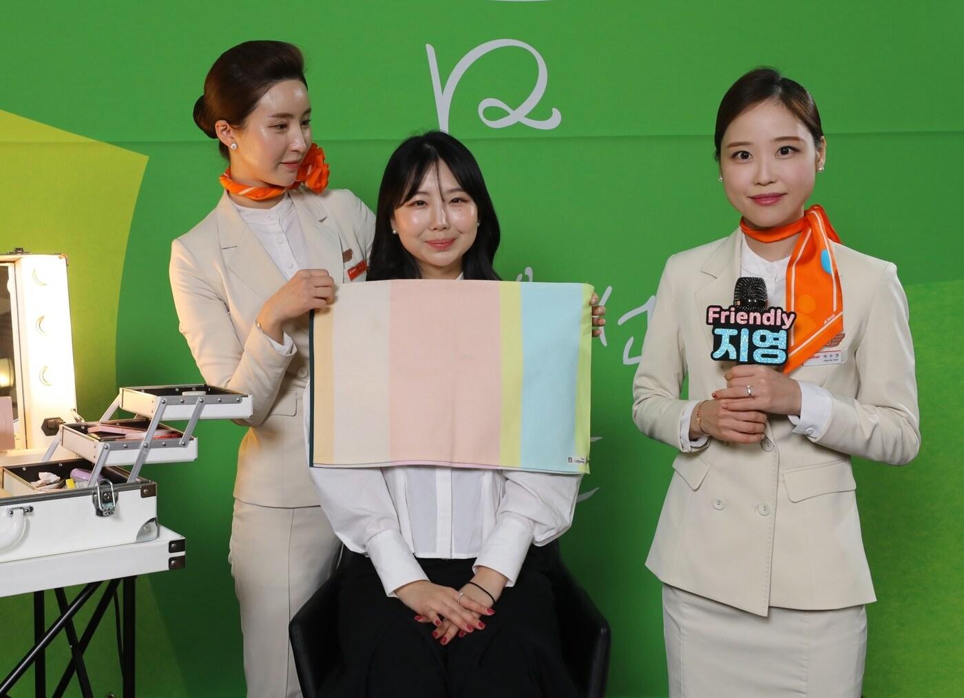 본문 이미지 - 지난 24일 오후 경기도 성남시 AK플라자 분당점에서 진행한 '제주항공 봄여행 메이크업쇼'에서 제주항공 객실승무원들이 시민들을 대상으로 메이크업을 시연했다.(제주항공 제공공