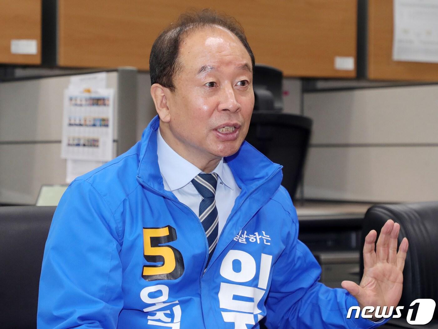 본문 이미지 - 전주을 국회의원 재보궐선거에 출마한 임정엽 무소속 후보가 26일 전북 전주시 전북도의회 기자실을 찾아 간담회를 하고 있다. 2023.3.26/뉴스1 ⓒ News1 유경석 기자